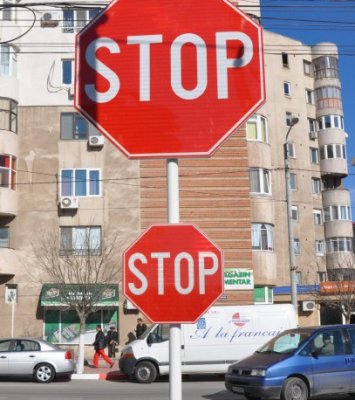 Accident rutier, după ce un şofer a ignorat semnul 